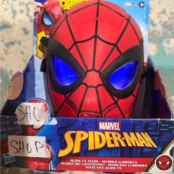 Marvel Spider-Man Glow FX Mask - Picture 2 of 3